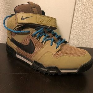 Nike hightop outdoor shoes